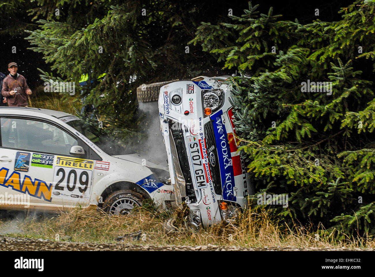 Elfyn Evans rollt seinen Ford Fiesta 2007 Pirelli internationale Rallye, das sind die einzigen Fotos des Vorfalls. Stockfoto