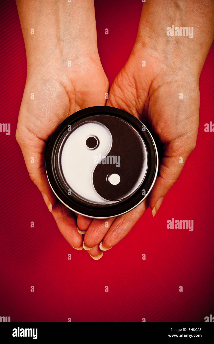 Frau Hände halten die Yin-Yang-symbol Stockfoto