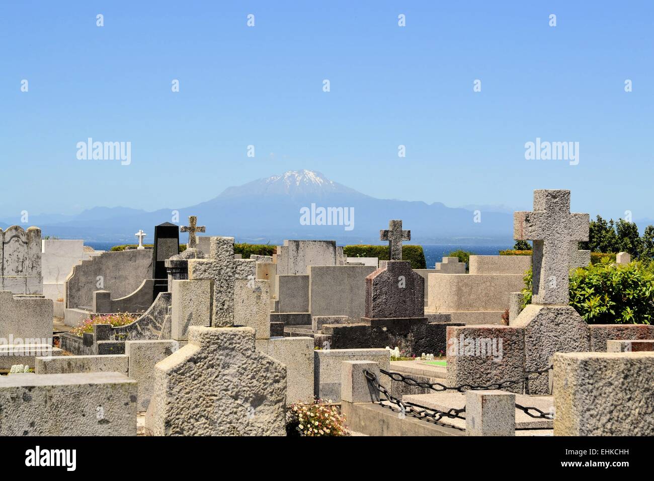 Friedhof mit Vulkan Calbucco, See Llanquihue, Patagonien, Chile Stockfoto