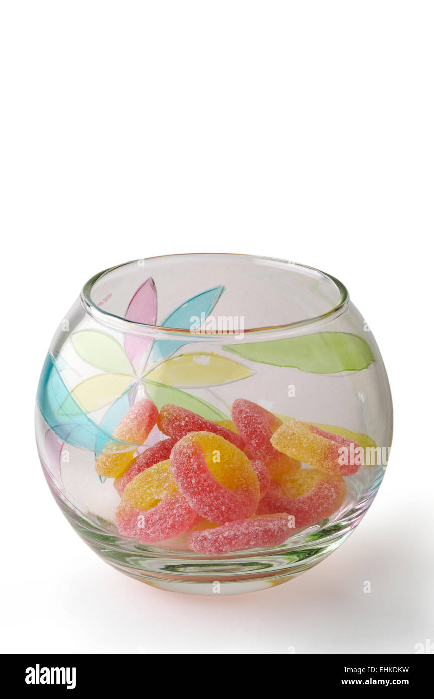 Bonbons in Glasschale vertikal mit Beschneidungspfad Stockfoto