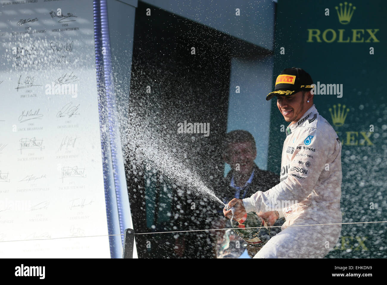Melbourne, Australien. 15. März 2015. F1 Grand Prix von Australien, Renntag auf dem Albert Park Street Circuit. Mercedes AMG Petronas Fahrer Lewis Hamilton sprüht Champagner vom Podium als He Oberflächen in 1. Kredit Ort: Action Plus Sport/Alamy Live News Stockfoto