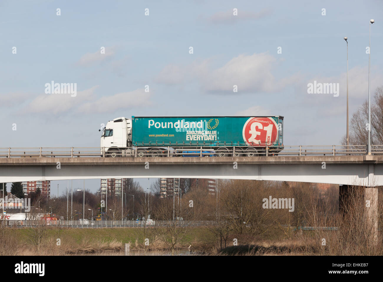 Ein Poundland LKW Reisen durch die Midlands in England. Stockfoto