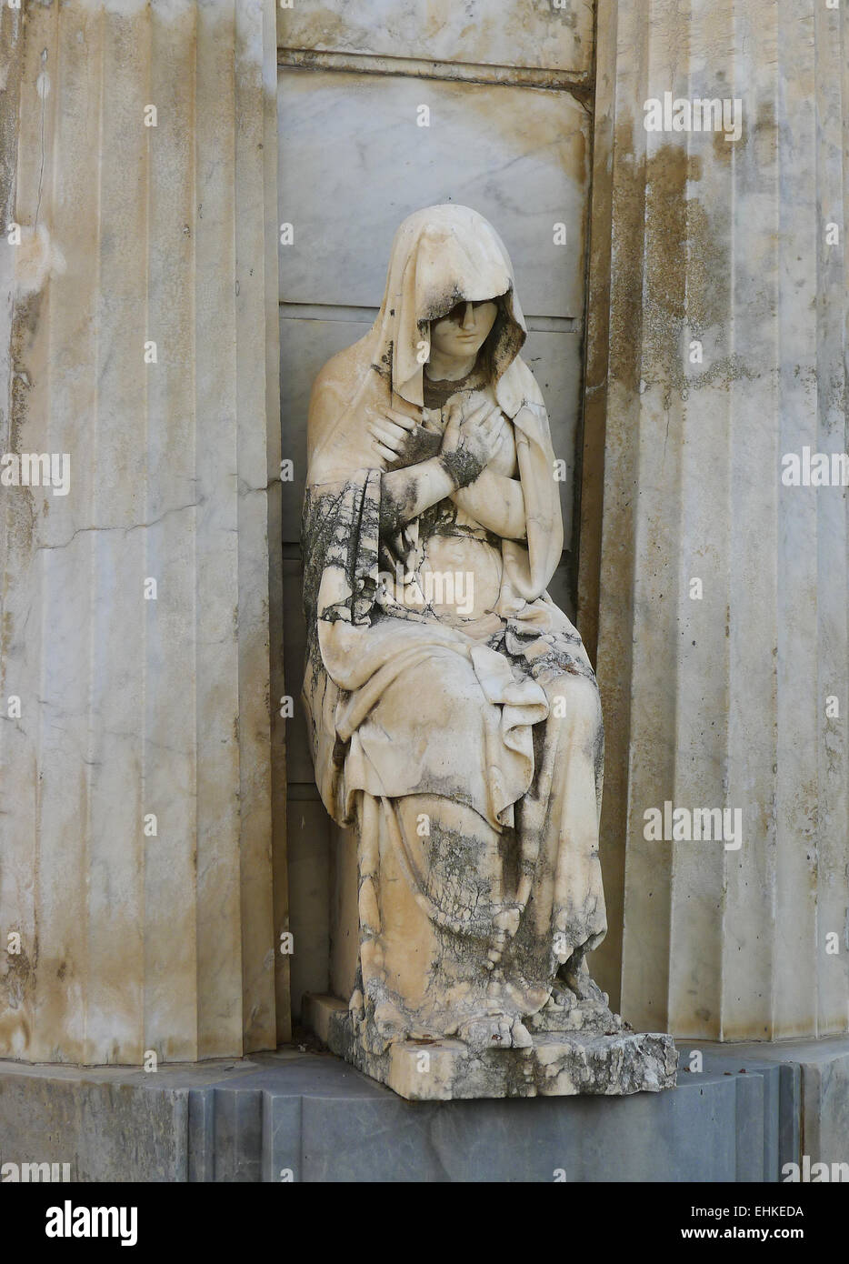 Skulptur auf Grab im Friedhof San Sebastià in Sitges, Katalonien, Spanien Stockfoto