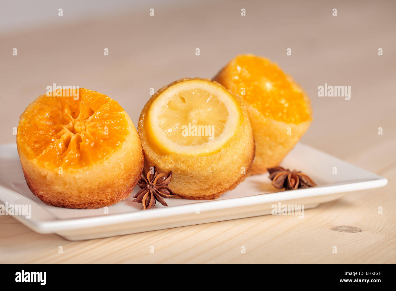 Cupcake Nahaufnahme garniert mit Zitrusfrüchten Stockfoto