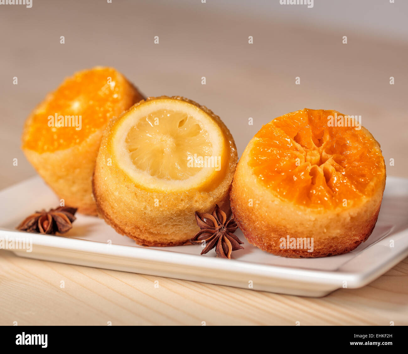 Cupcake Nahaufnahme garniert mit Zitrusfrüchten Stockfoto