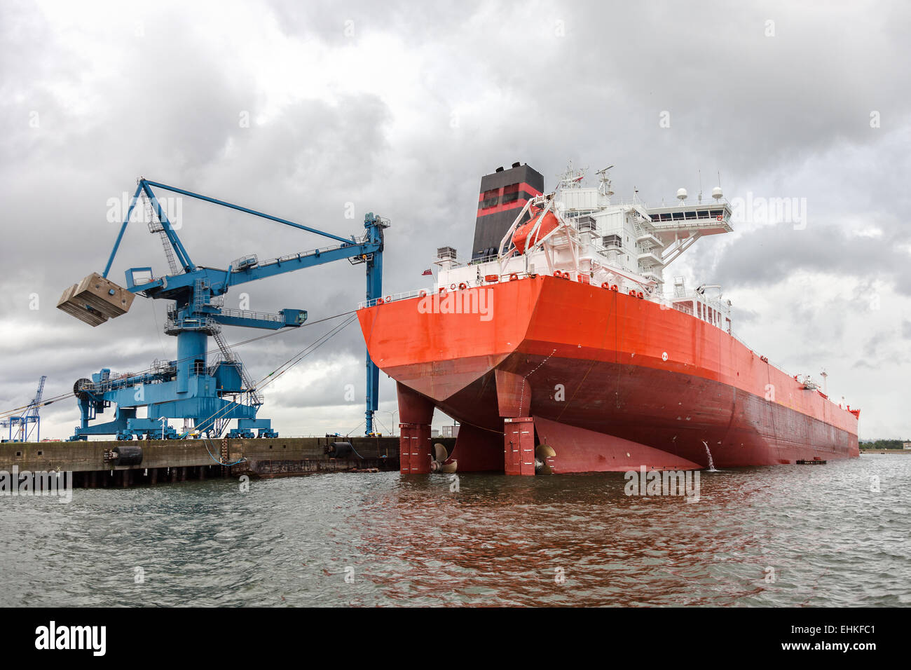 Riesige Tanker Schiff festgemacht an einem Kai. Stockfoto