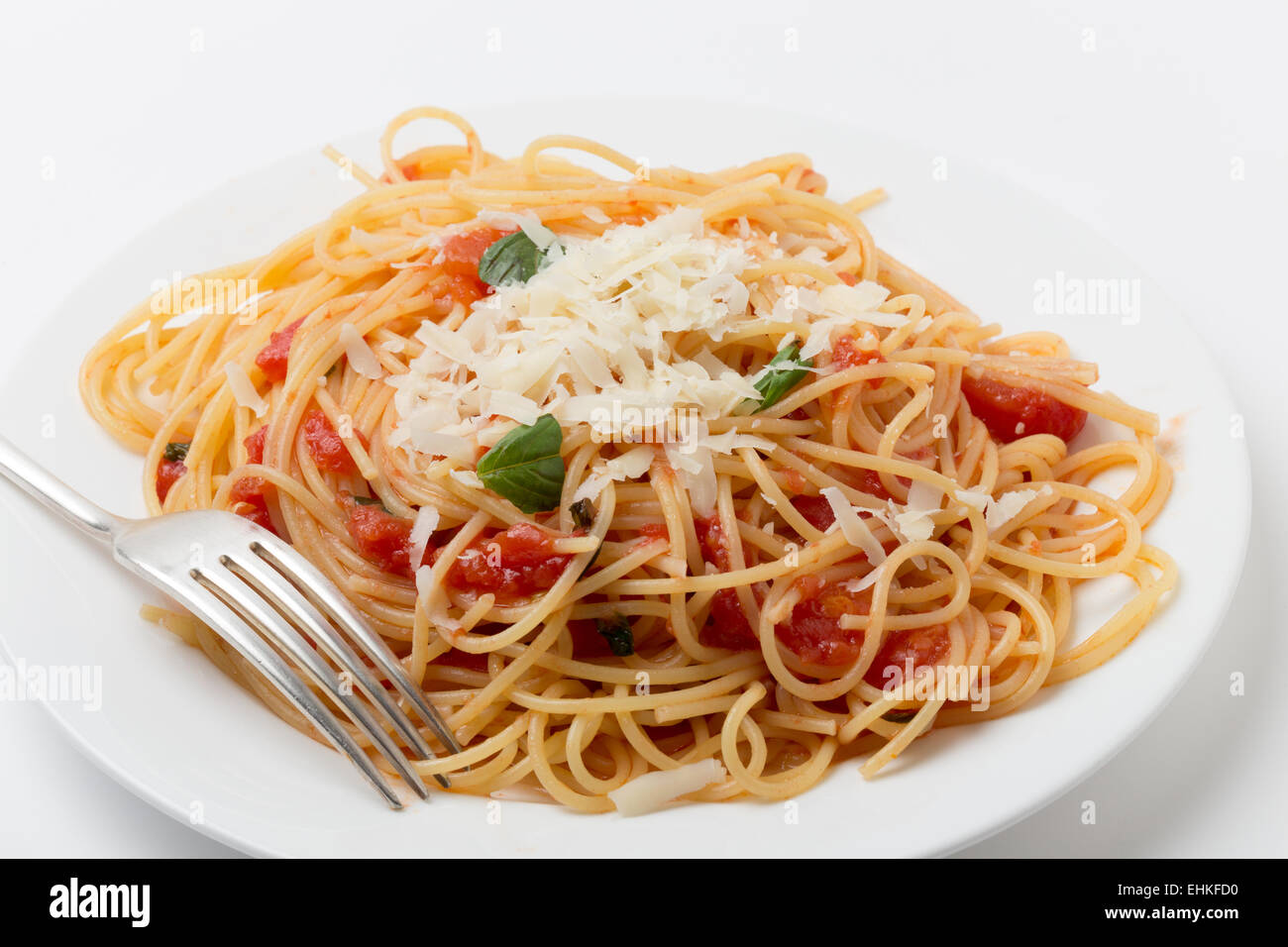 Spaghetti al Pomodoro, warf eines der einfachsten italienischen rustikale Gerichte mit den Nudeln in eine Sauce aus Tomaten, Basilikum, Knoblauch und Stockfoto
