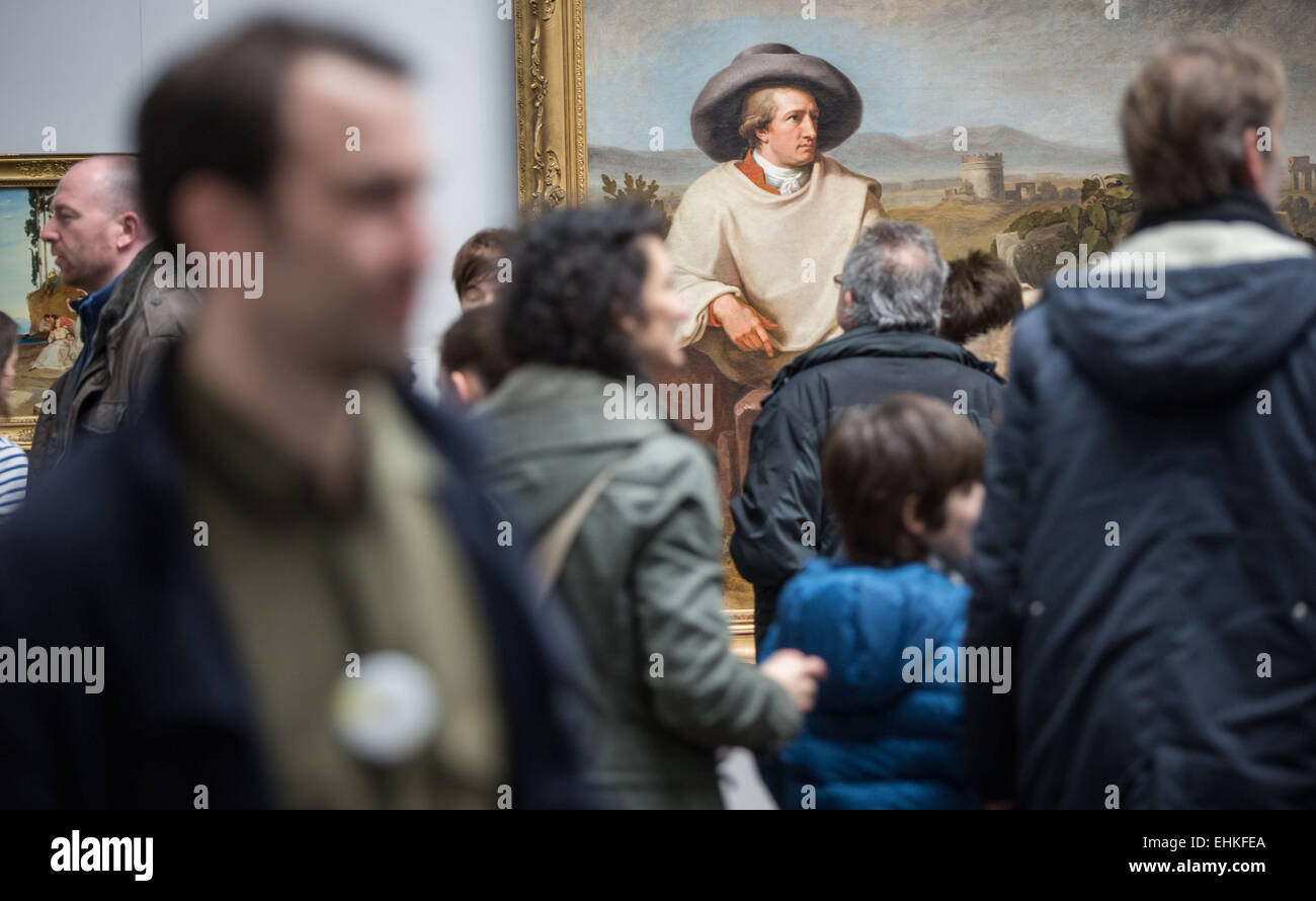 Besucher stehen vor dem Gemälde "Goethe in der Roman Campagna" von Johann Heinrich Wilhelm Tischbein während der Jubiläumsfeier in Frankfurt a.M., Deutschland, 15. März 2015. Heute, feiert 15. März 2015, das Städel Museum die 200 Jahren ihres Bestehens mit einem fest für die Bürgerinnen und Bürger. FRANK RUMPENHORST/dpa Stockfoto