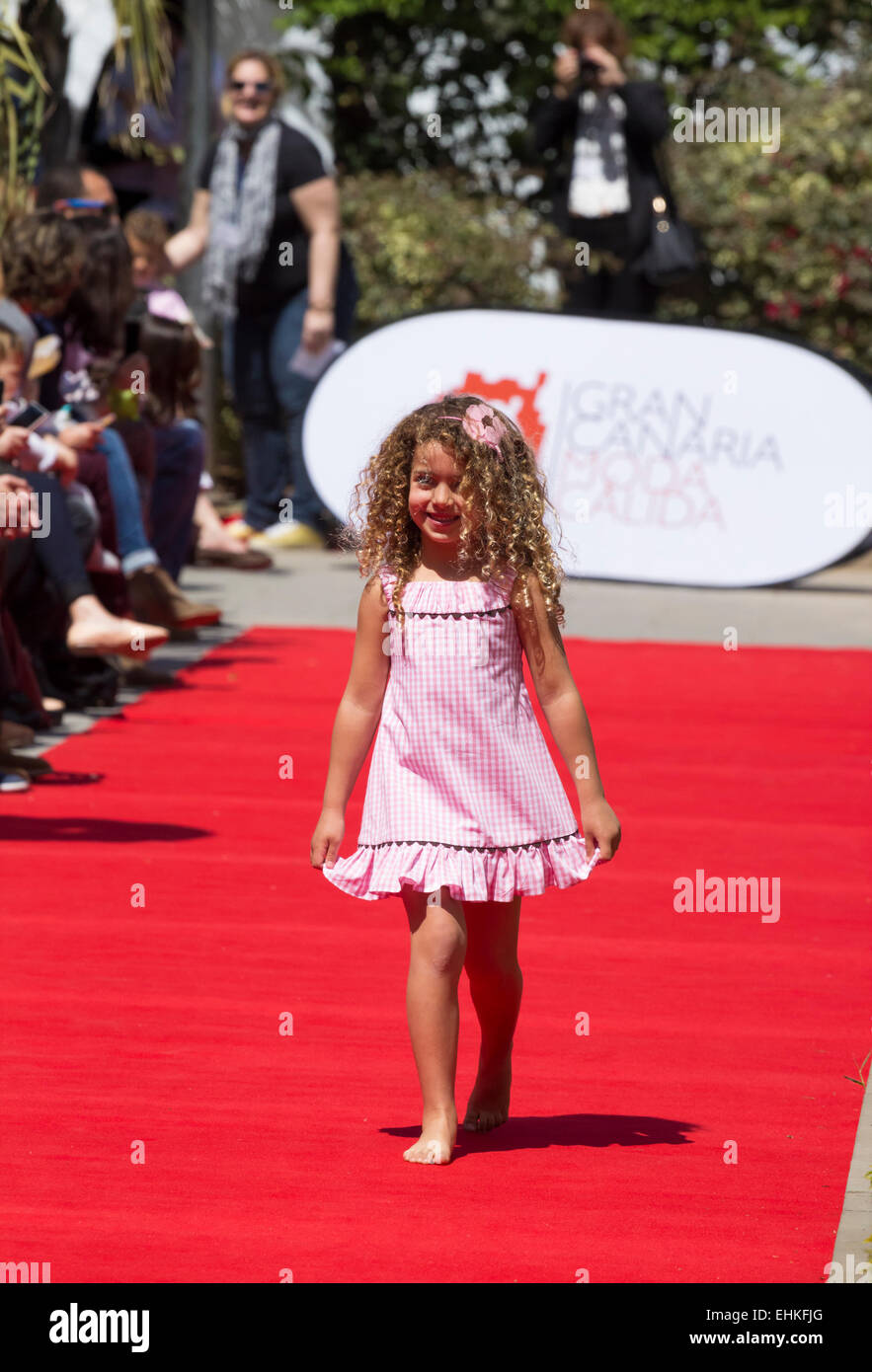 Junge Modelle Modellbau neue reichen von "es Child'on dem Laufsteg auf outdoor Fashion Show in Las Palmas, Gran Canaria. Stockfoto