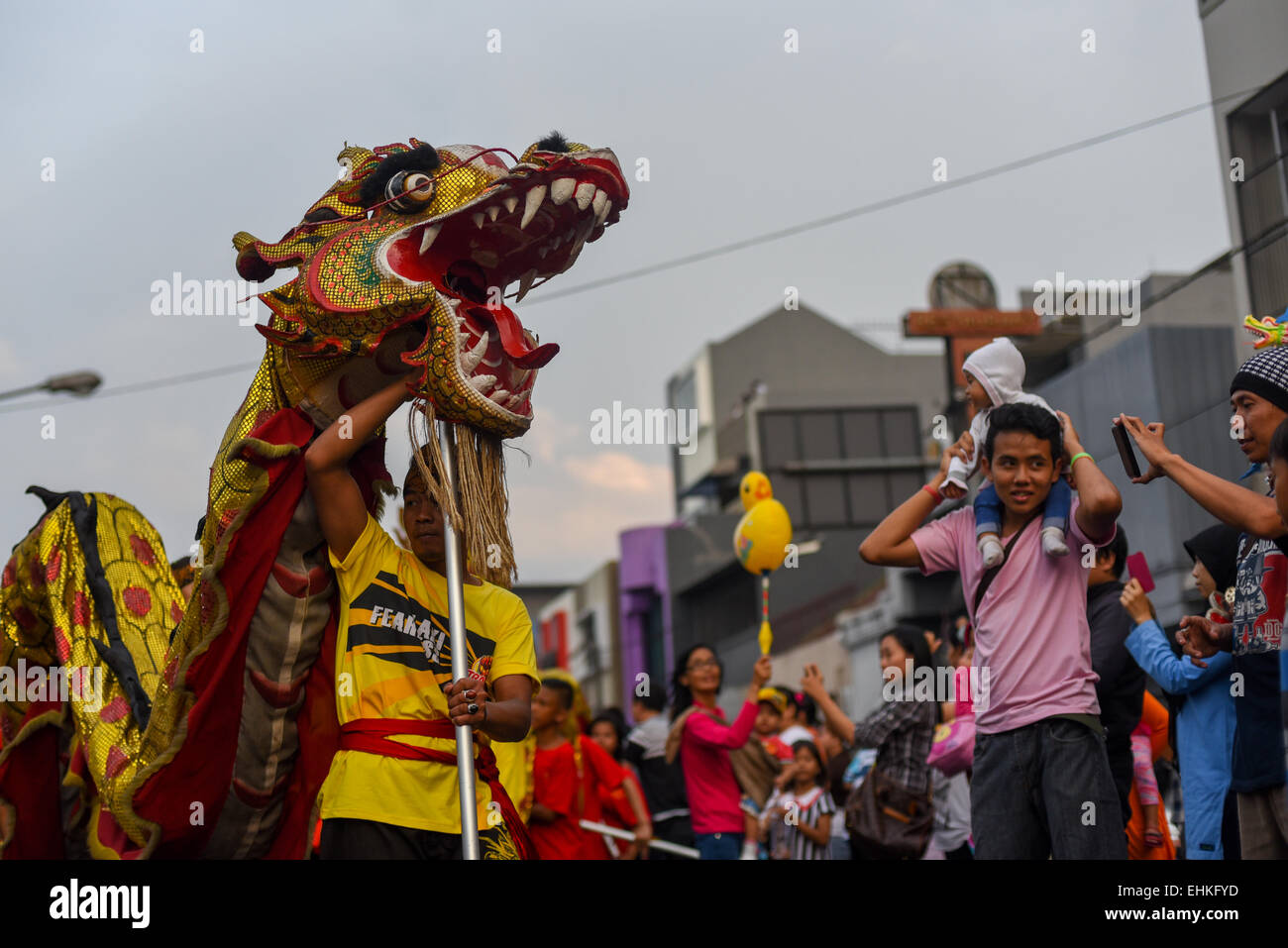 Tausende von Bandung Bürger, die in die Straßen, um an der fröhlichen Feier von Cap Go Meh (entspricht Laternenfest) teilnehmen. Stockfoto