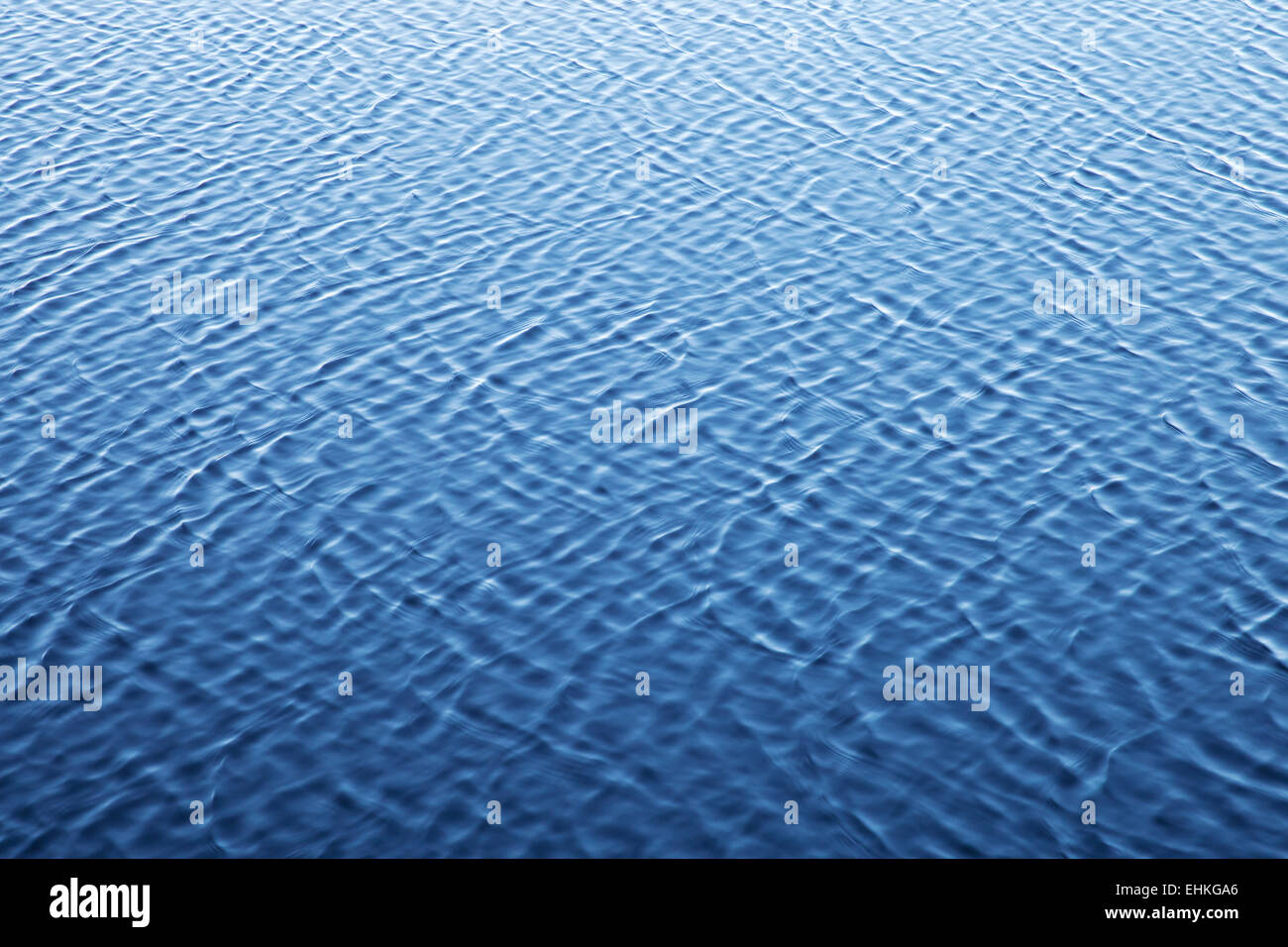Natürliche Hintergrundtextur von blaue Flusswasser mit Kräuselung Stockfoto
