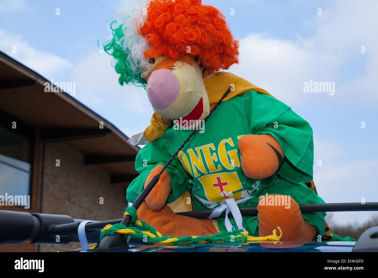 Manchester, UK 15. März 2015.  Donegal-Maskottchen am Wochenende der St. Patricks Irish Festival.  Tausende Menschen säumten die Straßen mit ansehen, wie die St. Patricks Day Parade bildete seine Weise durch Manchester.  Die farbenfrohe Prozession auf den Weg vom Irish World Heritage Centre in Cheetham Hill vor, der seinen Weg zu Albert Square.  Fahnenträger, die Vertretung der 32 Grafschaften in die Smaragdinsel führte die Parade in der Innenstadt, gefolgt von Schwimmern aus irischen Verbände der Stadt. Stockfoto