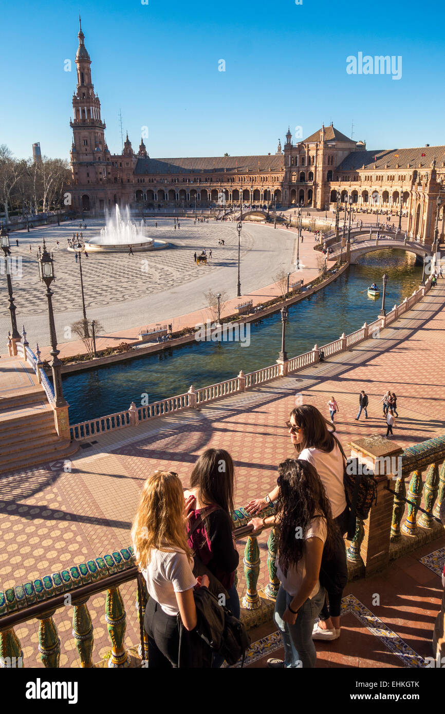 Gruppe von vier Mädchen, Freunde, Touristen, Blick auf Plaza de Espana Sevilla, Sevilla, Spanien im zeitigen Frühjahr. Stockfoto