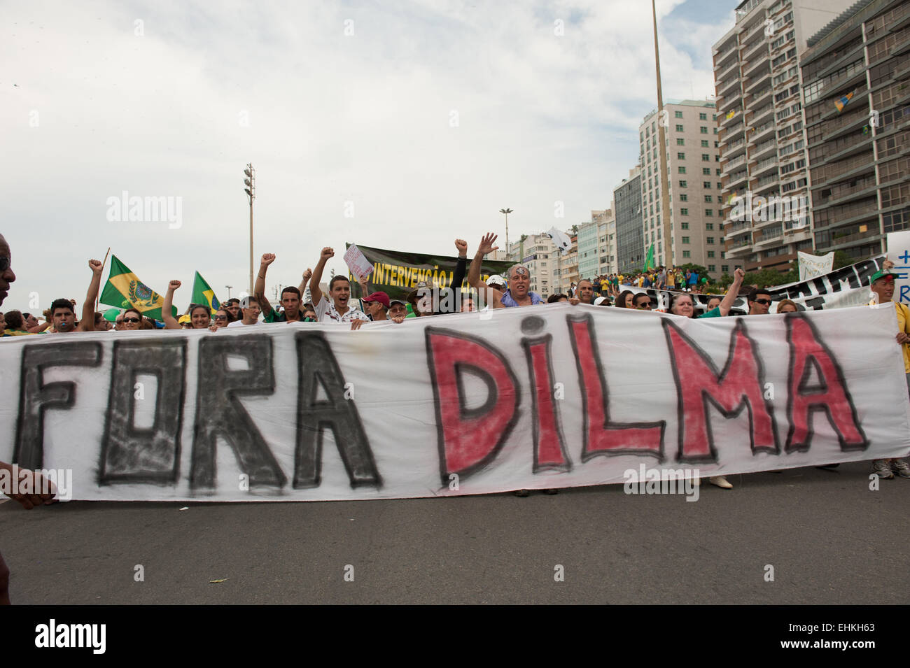 Demonstranten tragen eine Banner mit "FORA DILMA" (Dilma aus). Rio De Janeiro, Brasilien, 15. März 2015. Beliebte Demonstration gegen die Präsidentin Dilma Rousseff in Copacabana. Foto © Sue Cunningham sue@scphotographic.com. Stockfoto