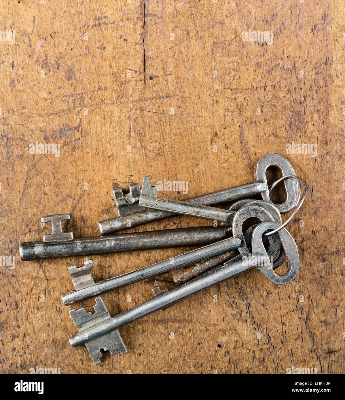 eine Reihe von alten Schlüssel auf einem Holzkunst-Hintergrund Stockfoto
