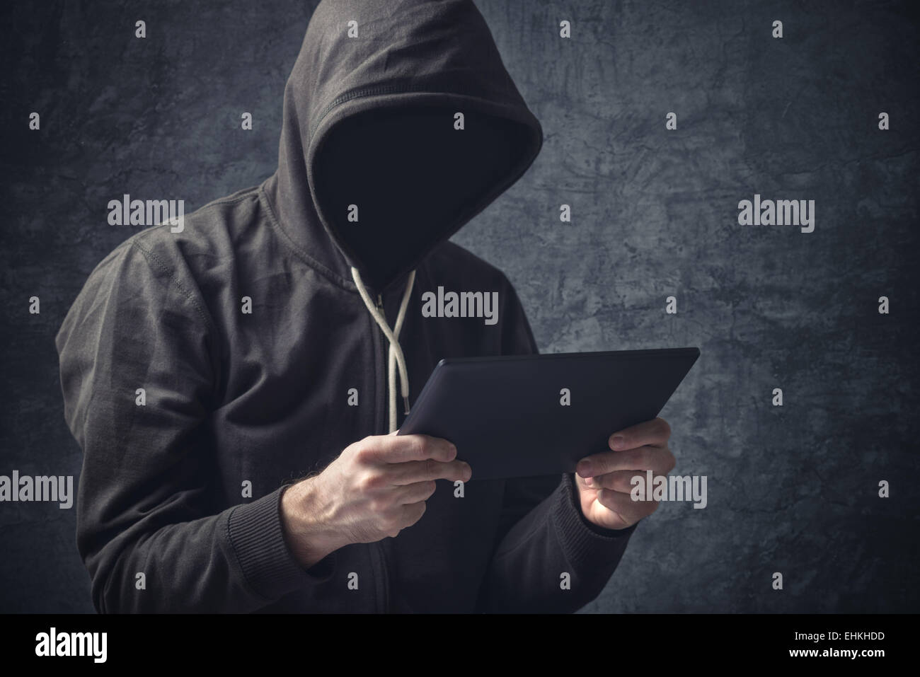 Mann ohne Gesicht unbekannte unkenntlich anonym mit digitalen Tablettcomputer Internet surfen. Stockfoto