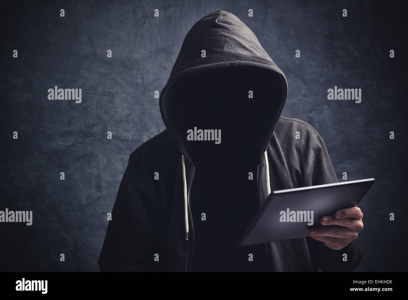 Mann ohne Gesicht unbekannte unkenntlich anonym mit digitalen Tablettcomputer Internet surfen. Stockfoto