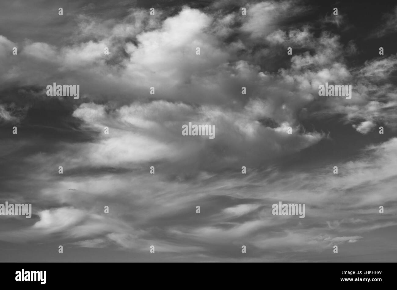 Wirbeln Sie Cumulus-Wolken in schwarz und weiß. Stockfoto