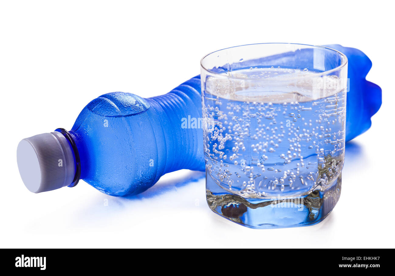 Flasche und Glas Wasser isoliert auf weißem Hintergrund Stockfoto