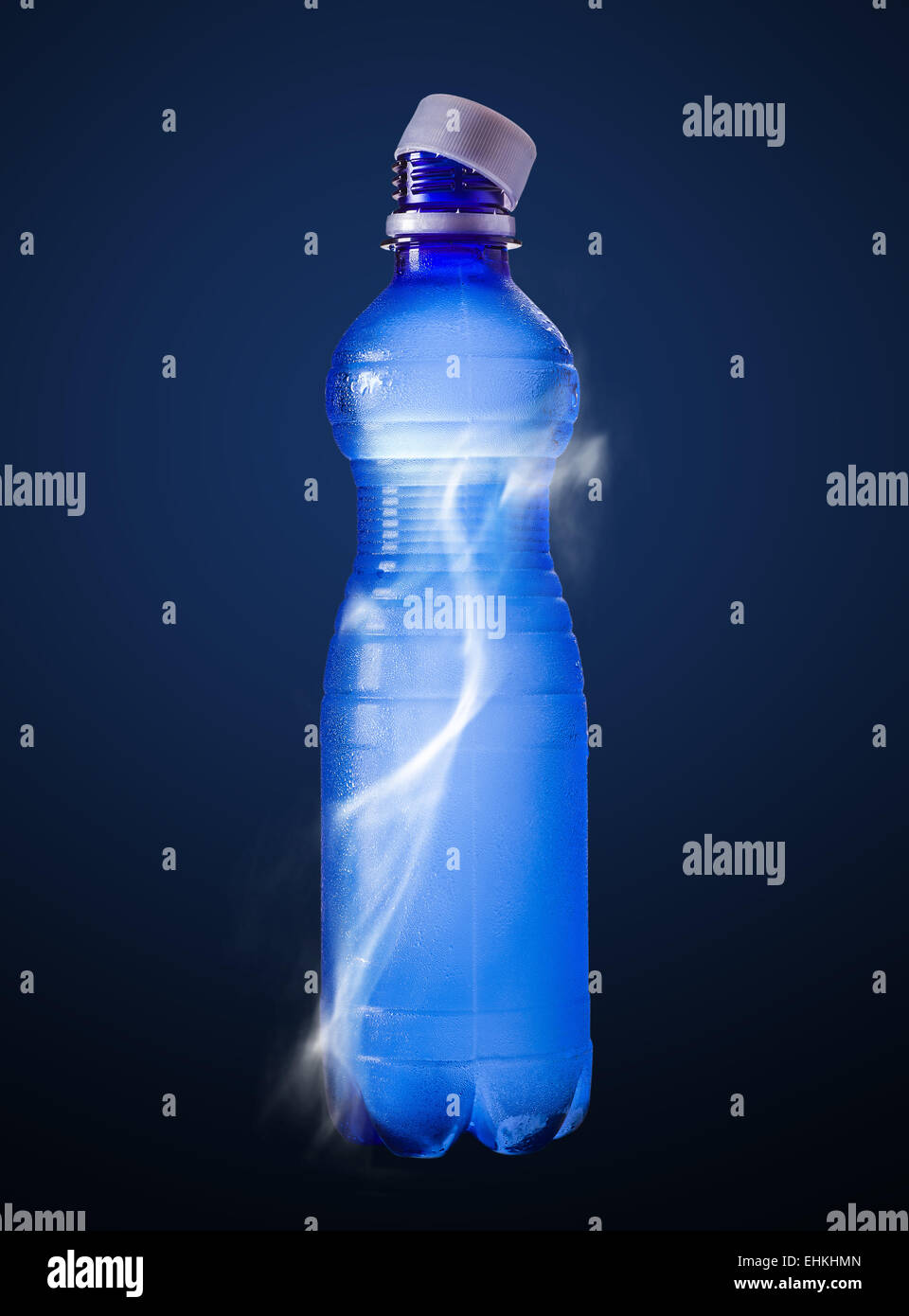 Wasser in die Plastikflasche auf blauem Hintergrund Stockfoto