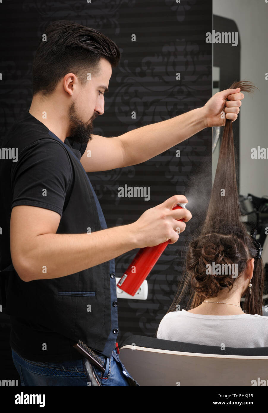 Professioneller Friseur Mann bei der Arbeit Stockfoto