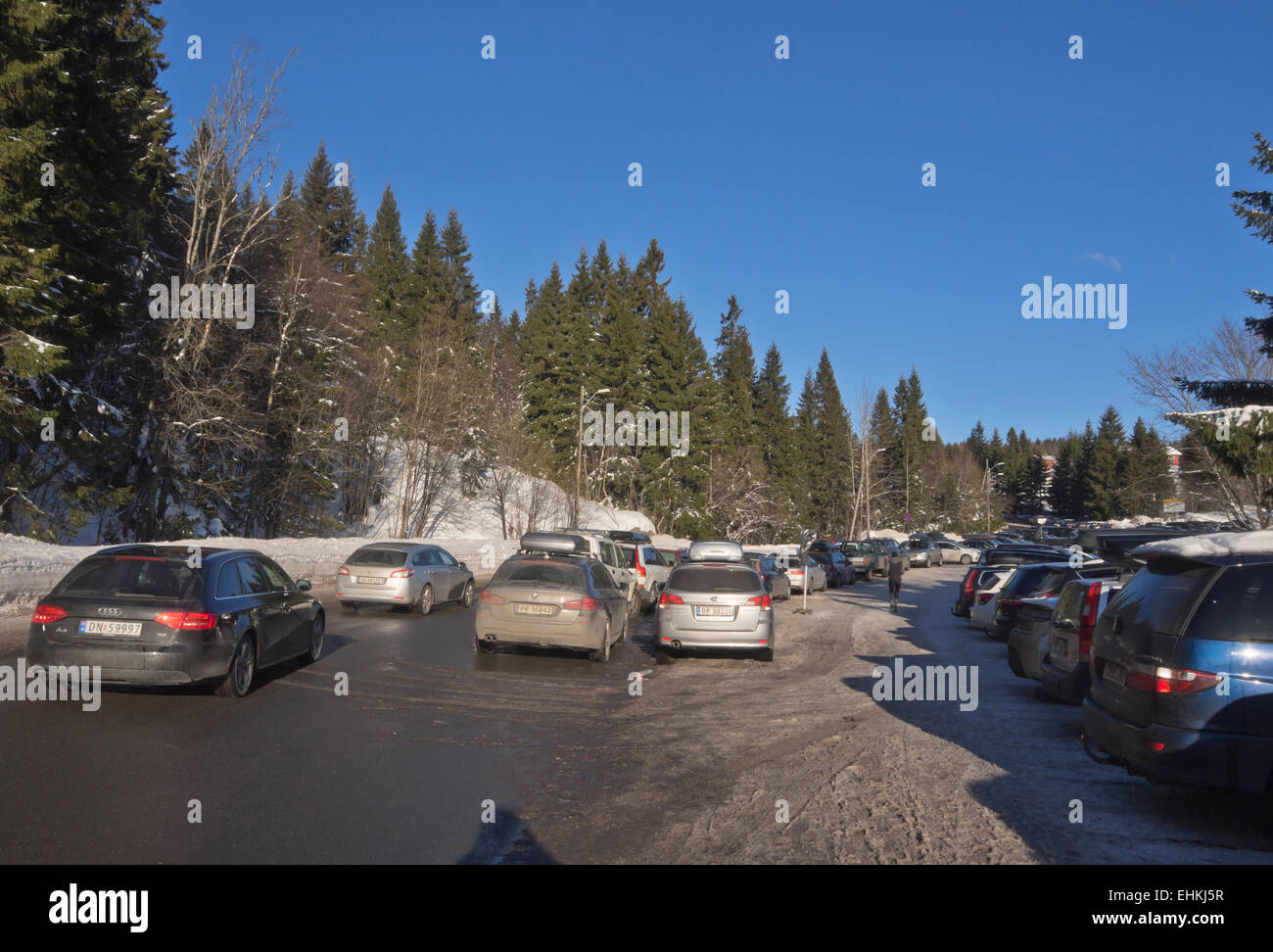 Vollen Parkplatz in Frognerseteren Oslo Norwegen, ein alltäglicher Anblick im Winter wenn das Skifahren gut ist Stockfoto