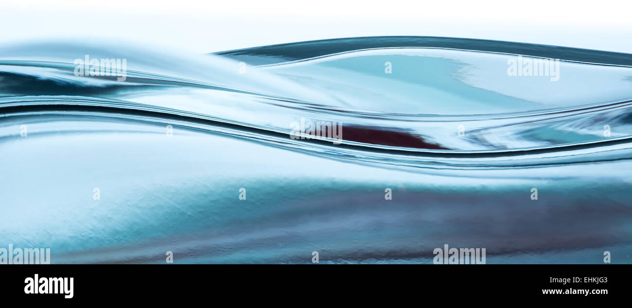 Nahaufnahme der Wasserwelle vor weißem Hintergrund Stockfoto