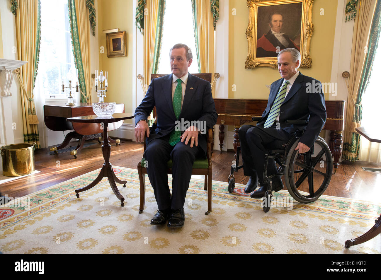 Der irische Premierminister Enda Kenny besucht bei einem Treffen in Texas des Gouverneurs in Austin Texas Gouverneur Greg Abbott. Stockfoto