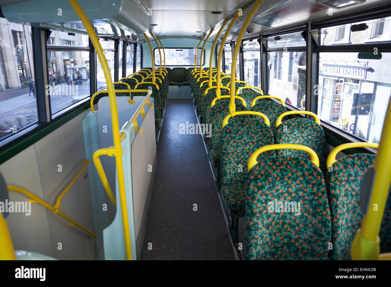 Leeren Innenraum von einem Londoner bus Stockfoto