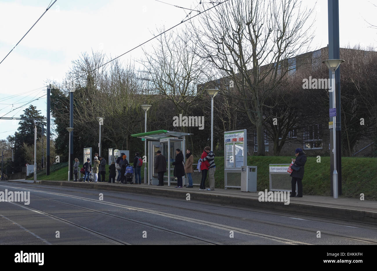 Warten auf die Straßenbahn an Libanon Road Stop Croydon Surrey Stockfoto