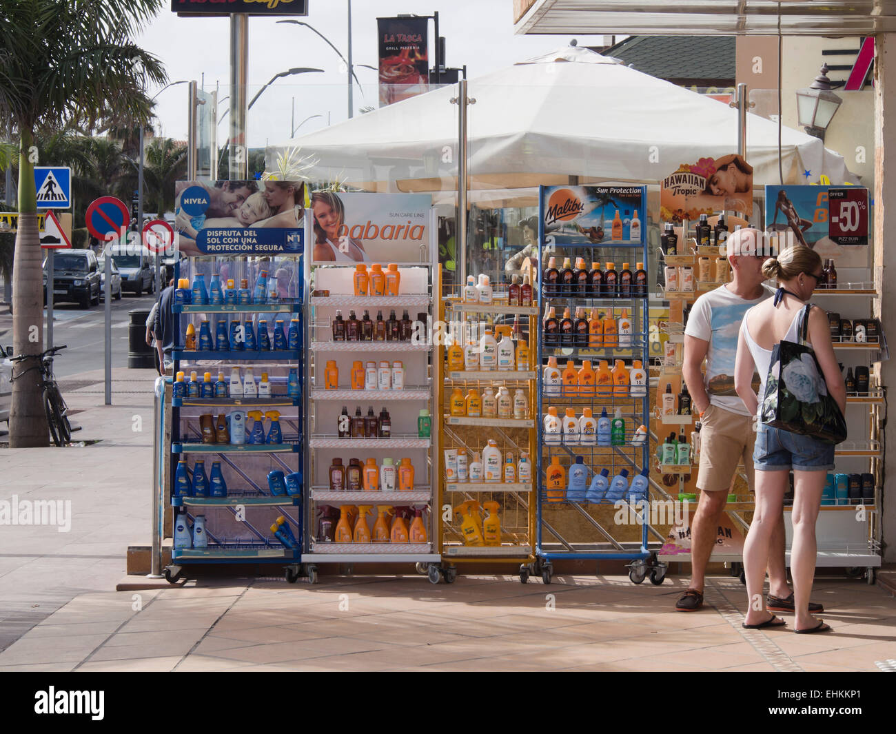 Notwendigen Schutz Sonnencreme und Lotion im Angebot in einem Shop in Corralejo Fuerteventura, Kanarische Inseln-Spanien Stockfoto
