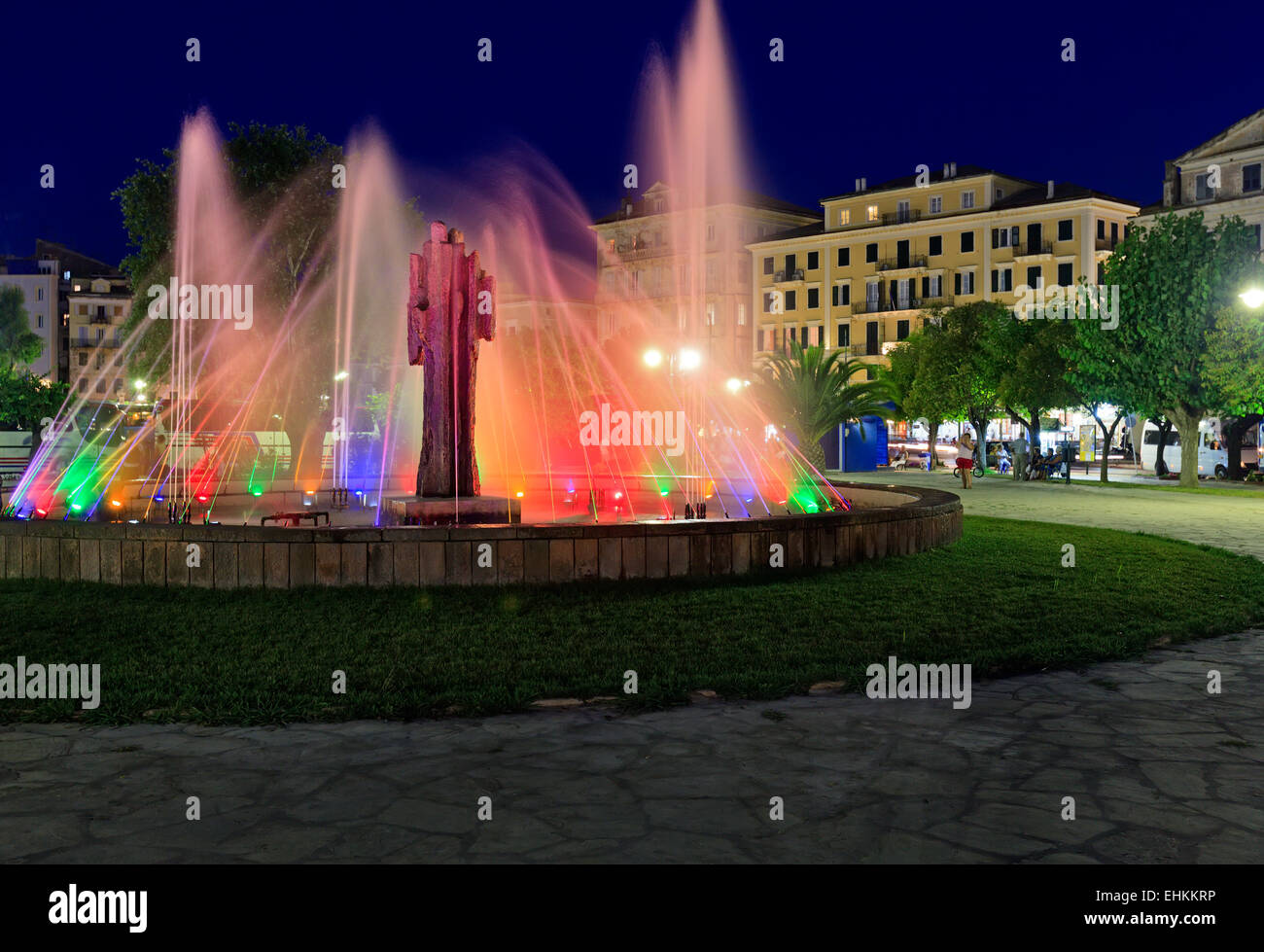 Farbige Wasser-Brunnen in der Nacht, Corfu Stadt Stockfoto