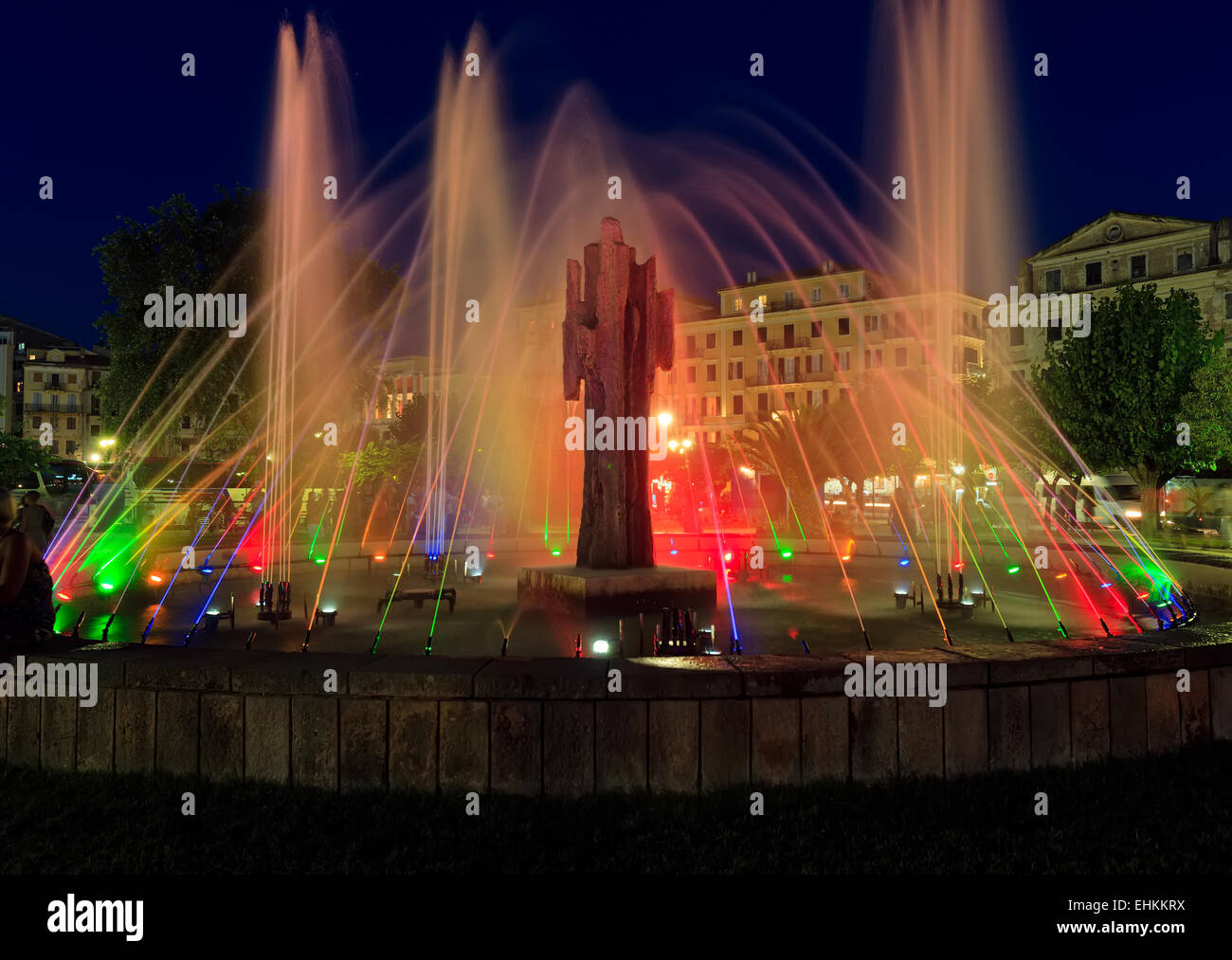 Farbige Wasser-Brunnen in der Nacht, Corfu Stadt Stockfoto