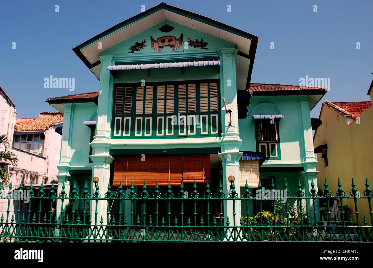 Georgetown, Malaysia: Kolonialzeit Haus mit obenliegenden Portikus, Rollen Vorhänge für Schatten und louvered Fensterläden aus Holz Stockfoto
