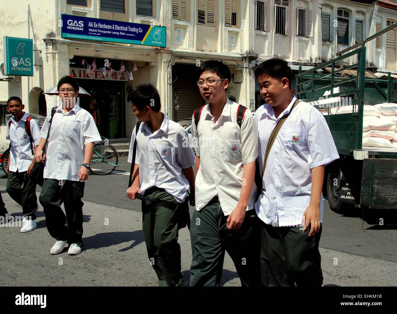 Georgetown, Malaysia: Eine Gruppe von malaysischen Schuljungen, die Uniformen der grün-grauen Hosen und kurzen Ärmeln Stockfoto