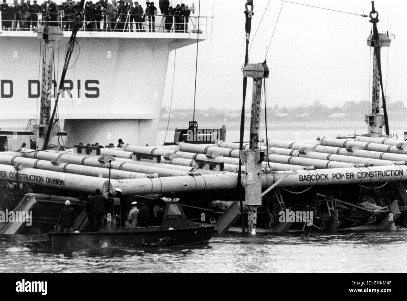 AJAXNETPHOTO. 12. OKTOBER 1982. SOLENT, ENGLAND - TUDOR WRACK - HRH PRINZ CHARLES (IM WEIßEN KITTEL AN BORD ASSAULT CRAFT UNTEN LINKS.) INPSECTS DIE ZERBRECHLICHE RESTE DER TUDOR KRIEGSSCHIFF MARY ROSE VERSENKT IM JAHRE 1545 IN SEINER SPEZIELLEN HALTERUNG AUF EINER BARKE VON SCHWERGUT HOWARD DORIS KRAN TOG MOR GESENKT AN DIESER STELLE DES AUFZUGS, DER OBERE TEIL DER WIEGE NUR EINGESTÜRZT.  FOTO: COLIN JARMAN/AJAX.  REF: CD21207/1/102. HD-SHI MARY ROSE 006. Stockfoto