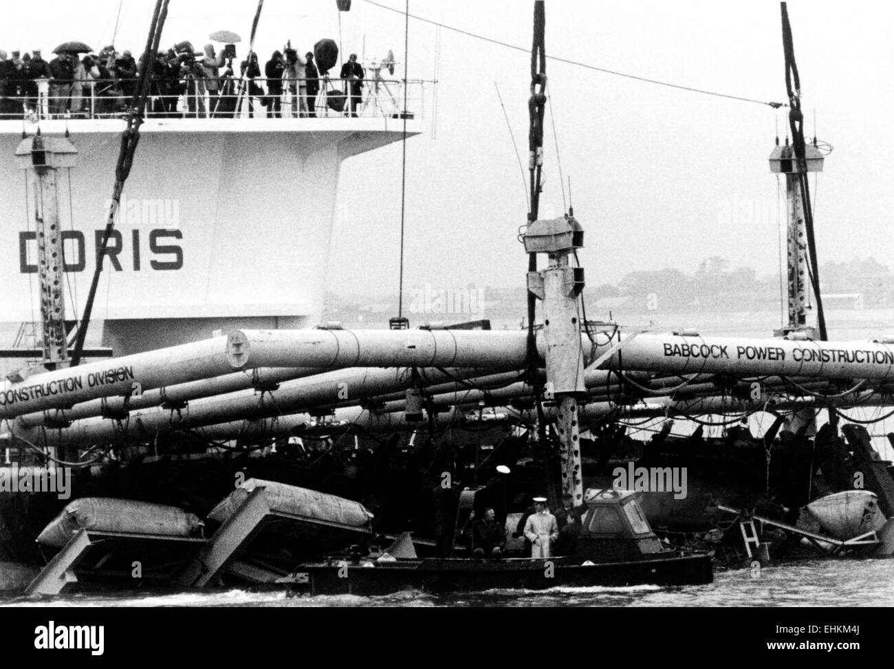 AJAXNETPHOTO. 12. OKTOBER 1982. SOLENT, ENGLAND - TUDOR WRACK - HRH PRINZ CHARLES (IM WEIßEN KITTEL AN BORD ASSAULT CRAFT UNTEN MITTE.) INSPIZIERT DIE ZERBRECHLICHE RESTE DER TUDOR KRIEGSSCHIFF MARY ROSE VERSENKT IN 1545 SEKUNDEN BEVOR OBERKÖRPER HEBEN WIEGE ZUSAMMENGEBROCHEN, WIE ES AUF EINER BARKE VON SCHWERGUT HOWARD DORIS KRAN TOG MOR ABSENKEN WAR  FOTO: COLIN JARMAN/AJAX.  REF: CD21207/1/102. HD-SHI MARY ROSE 007. Stockfoto