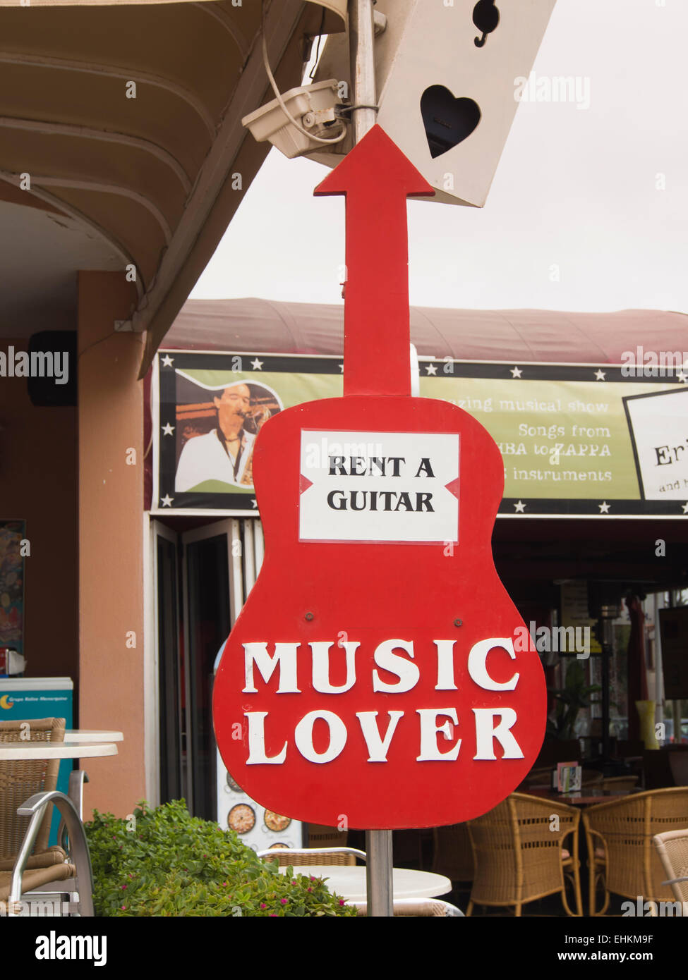 Bar-Inseln für Musikliebhaber, rote Gitarre geformte Zeichen mit Gitarre um zu vermieten, Corralejo Fuerteventura, Kanarische Spanien Stockfoto Bar-Inseln für Musikliebhaber, rote Gitarre geformte Zeichen mit Gitarre um zu vermieten, Corralejo Fuerteventura, Kanarische Spanien Stockfoto
