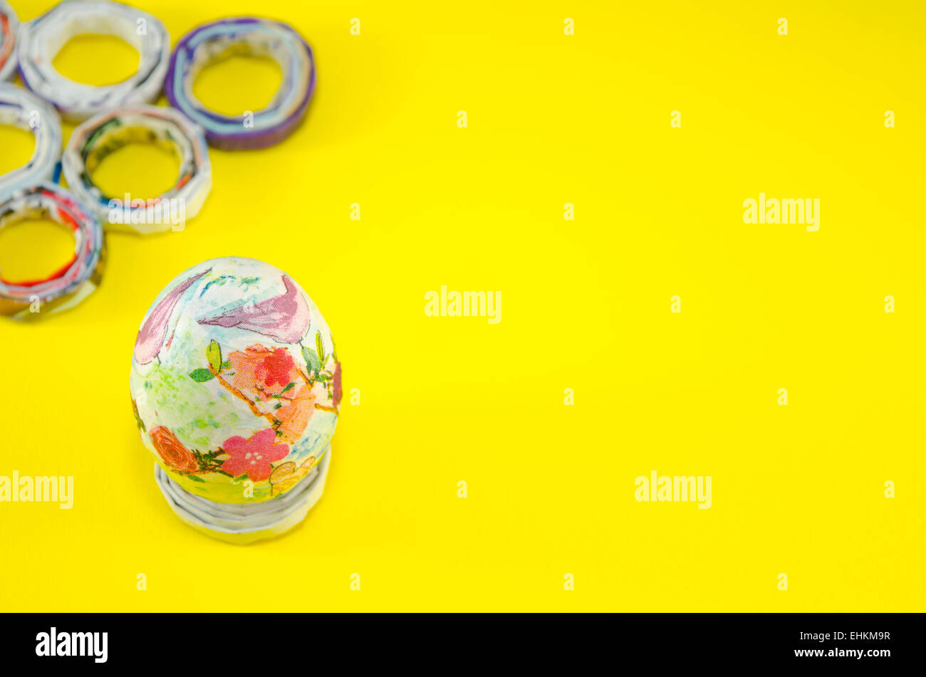 Handgemalte Decoupage Osterei mit Blume und Vogel Muster Stockfoto