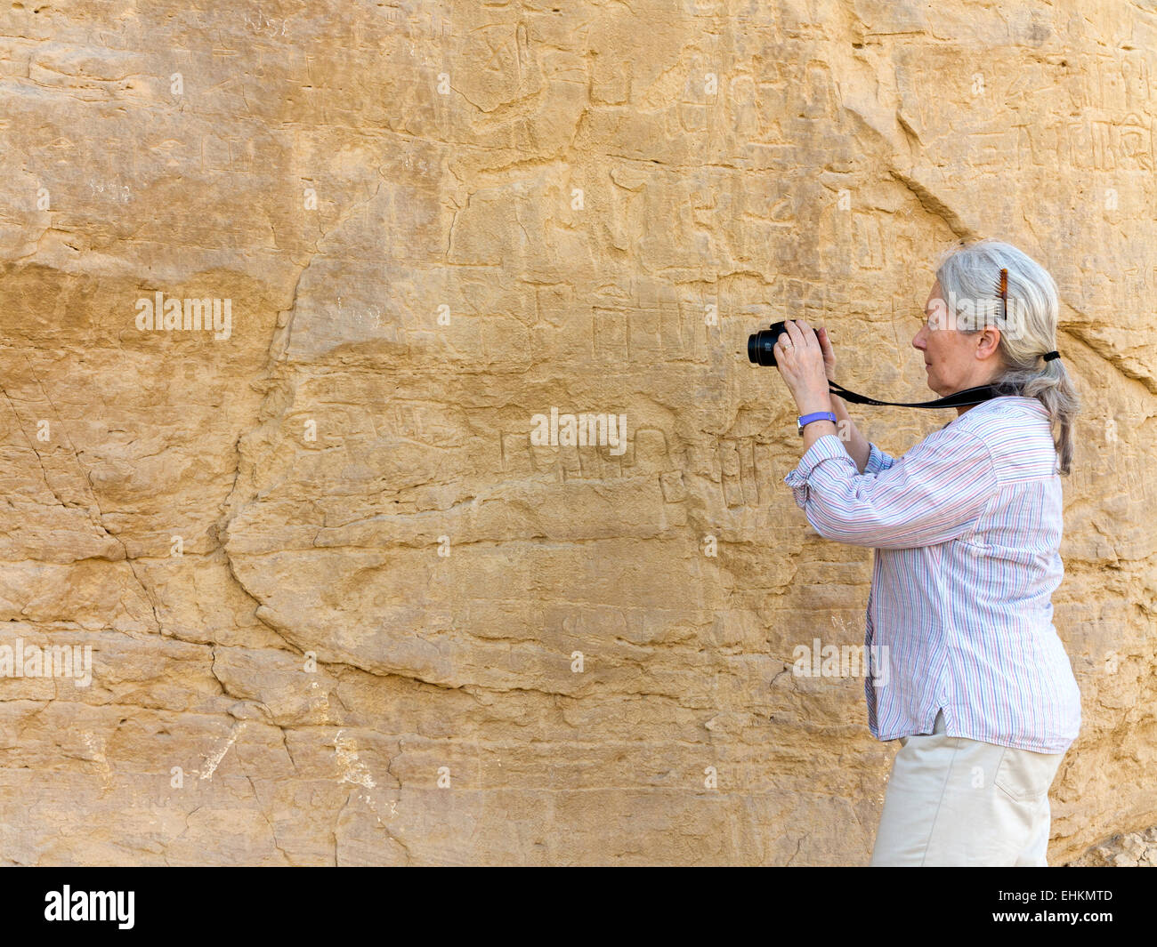 Weiblich, fotografieren Felszeichnungen am Geier Felsen am Eingang zum Hellal Wadi el Kab, alte Nekheb in der östlichen Wüste, Ägypten Stockfoto