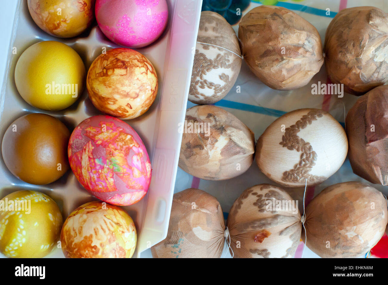 Ostereier, Hand in Farben dekoriert, mit Zwiebel häuten und Leinsamen. Stockfoto