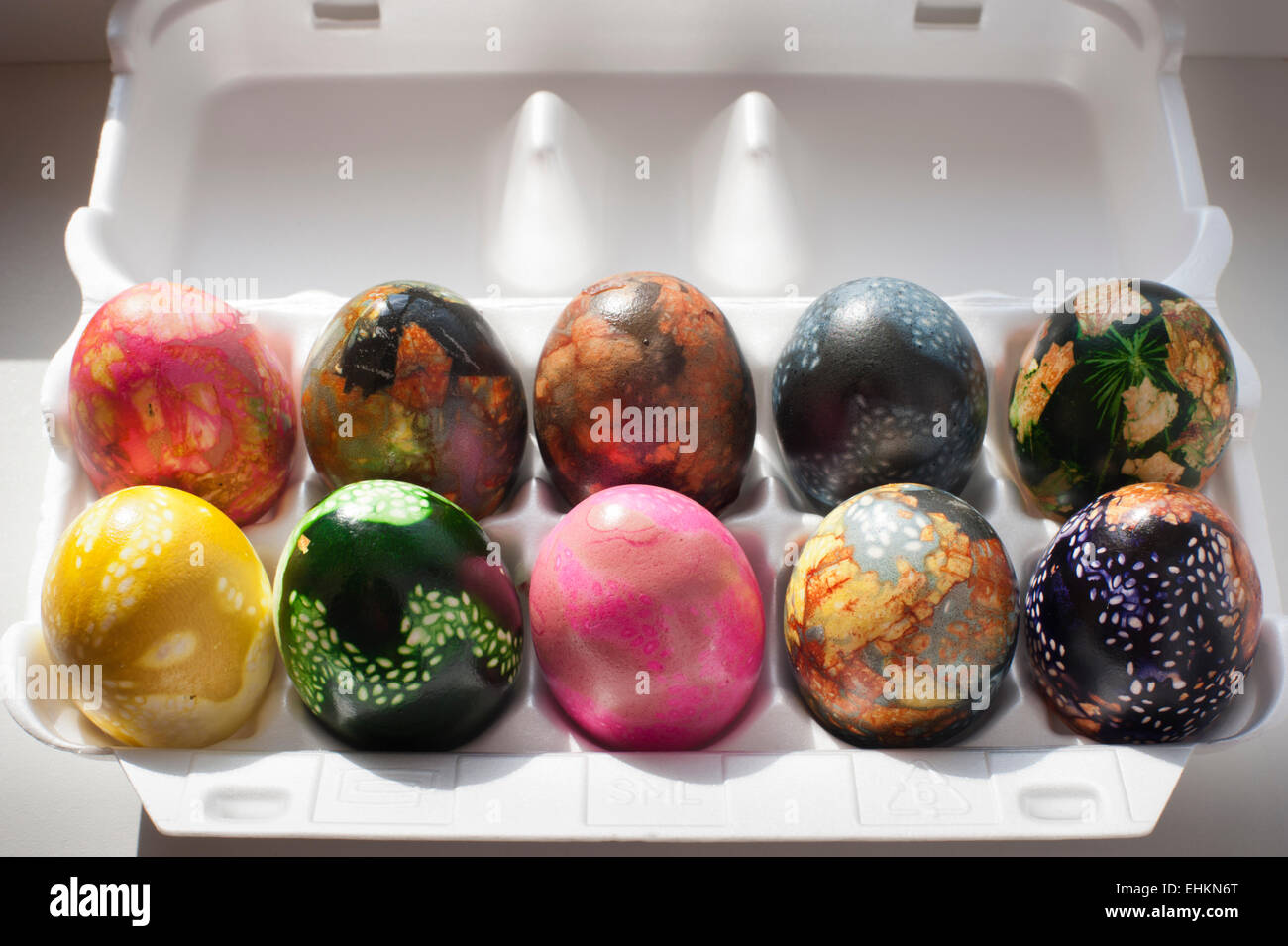 Ostern Eier oder Österliche Eier, Hand in Farben dekoriert, mit Zwiebel häuten und Leinsamen. Stockfoto