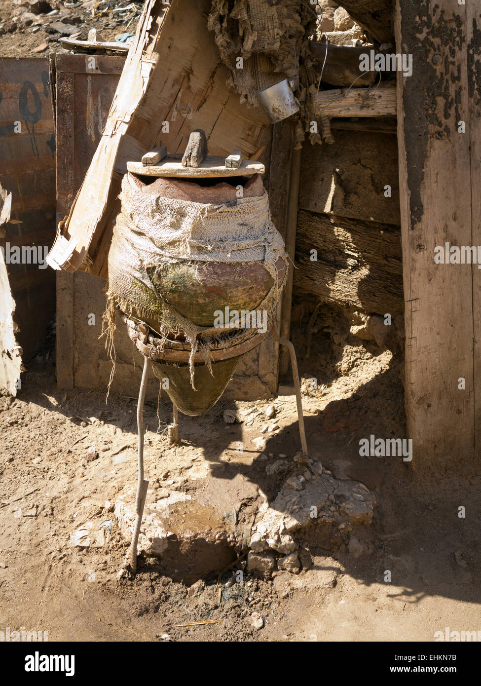 1 Keramik öffentlichen Trinkwasser Träger gewickelt in Tuch mit Holzdeckel auf Stativ Metallständer mit Zinn Becher Ägypten Afrika Stockfoto 1 Keramik öffentlichen Trinkwasser Träger gewickelt in Tuch mit Holzdeckel auf Stativ Metallständer mit Zinn Becher Ägypten Afrika Stockfoto