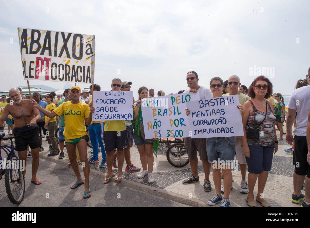 Rio De Janeiro, Brasilien. 15. März 2015. Demonstranten marschieren mit Banner aufgeschrieben "Kleptokratie", "Nachfrage, Bildung, Gesundheit, Sicherheit" und "genug Lügen, Korruption und Straflosigkeit" während einer Anti-Regierungs-Demonstration in Rio De Janeiro, Brasilien, 15. März 2015. Eine Demonstration fand hier am Strand von Copacabana am Sonntag statt. Bildnachweis: Xu Zijian/Xinhua/Alamy Live-Nachrichten Stockfoto