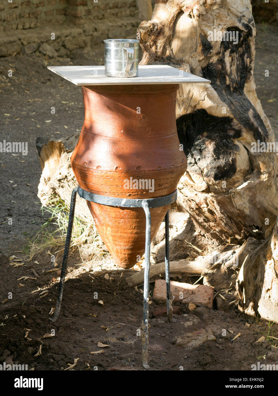 1 Keramik öffentlichen Trinkwasser Tongefäß auf Metall mit Metall trinken Becher auf der oberen Abdeckung Ägypten Afrika stehen Stockfoto