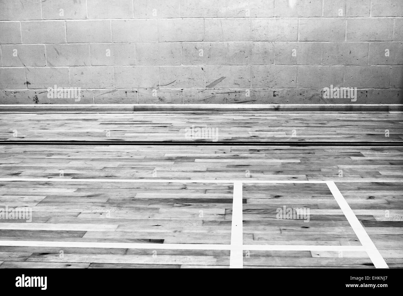 Markierungen auf dem Holzboden einer Sporthalle in schwarz / weiß Stockfoto