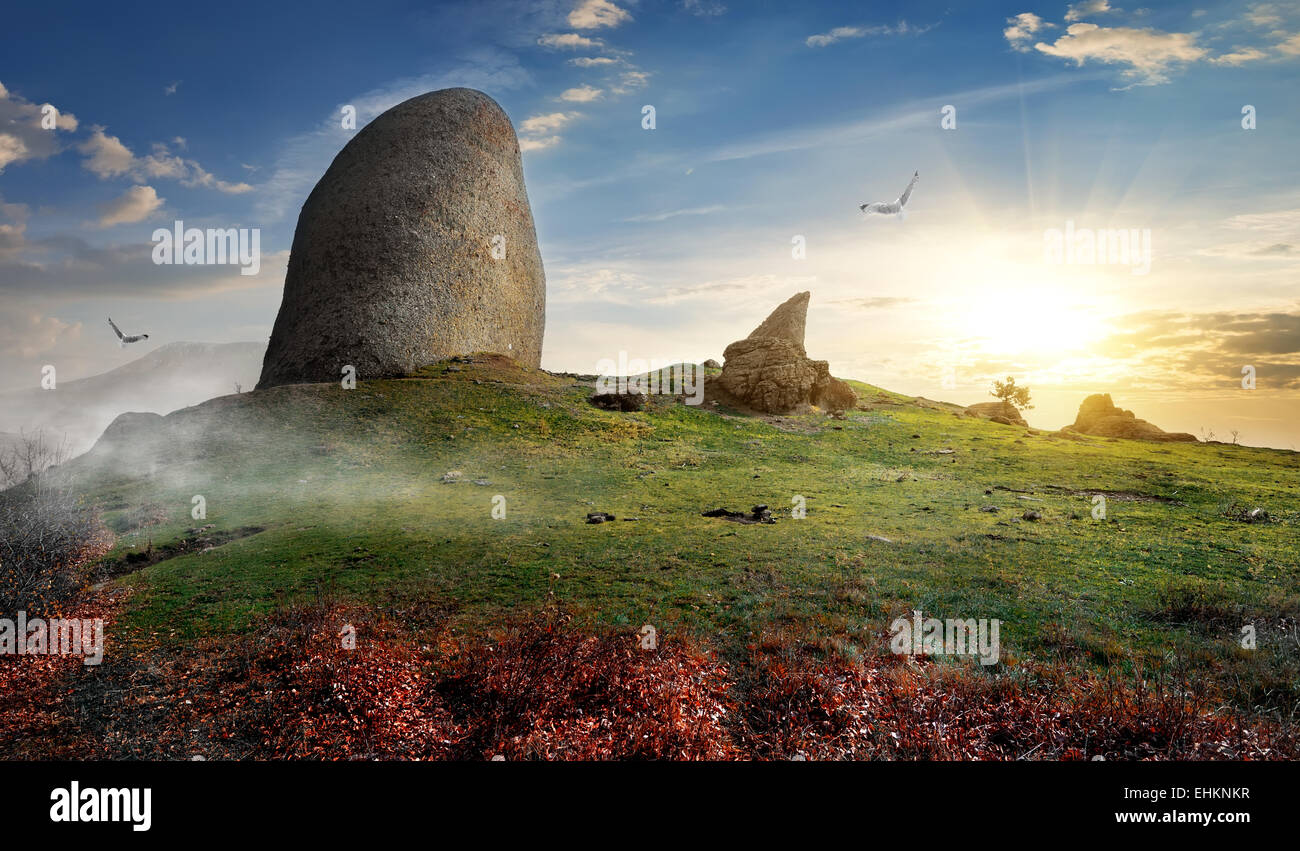 Großen Steinen auf einem Berg bei Sonnenuntergang Stockfoto