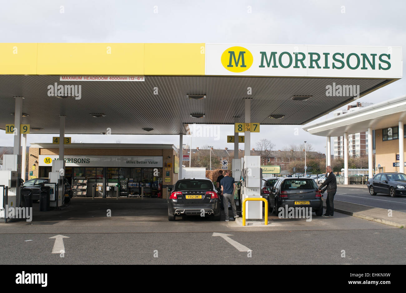 Morrisons Tankstelle Vorplatz im Byker, North East England, Großbritannien Stockfoto