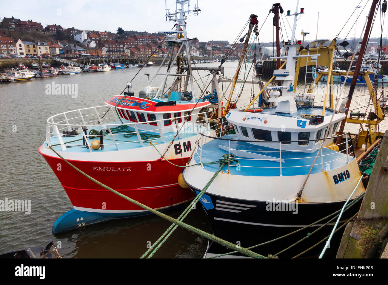 Emulieren und Marina Emiel Jakobsmuschel Angeln Boote von Brixham am Endeavour Quay in Whitby Hafen North Yorkshire England UK Stockfoto