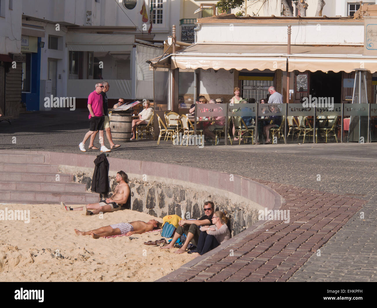 Corralejo Fuerteventura, einen kurzen Weg vom sonnigen Strand, den Bars und Restaurants an der Strandpromenade Stockfoto